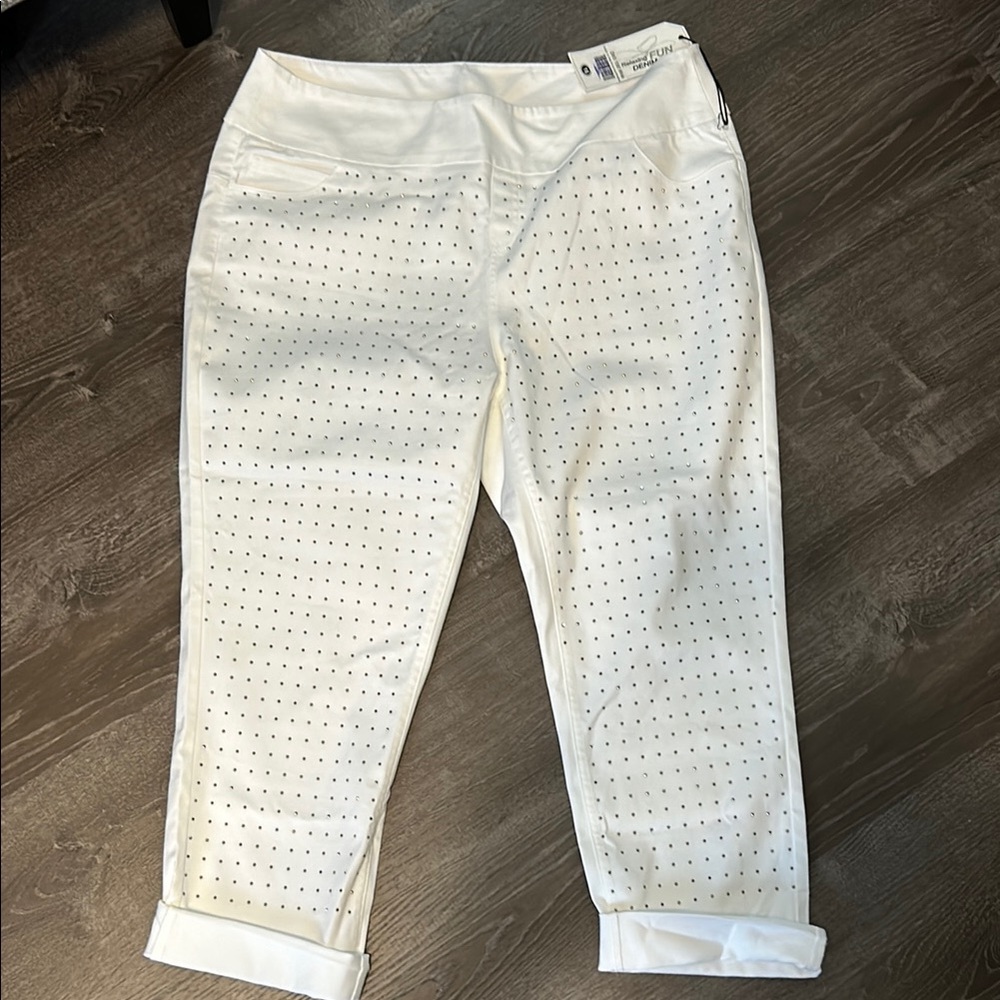 Lulu-B white Capris with All Over Rhinestones Size 16 Women’s
